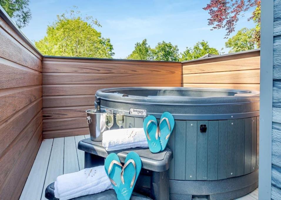 Villa V28 - The Lookout With Hot Tub à Bangor  Extérieur photo