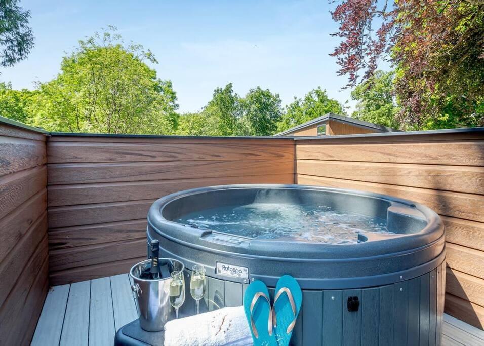 Villa V28 - The Lookout With Hot Tub à Bangor  Extérieur photo